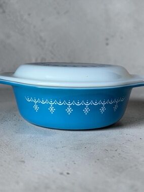 Vintage Pyrex Blue Snowflake Garland Oval Casserole Dish w/ Lid #043 1-1/2 Qt